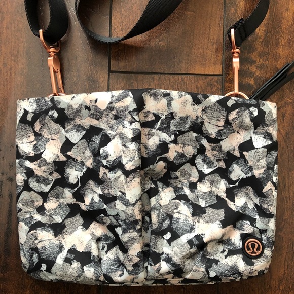 lululemon athletica Handbags - SOLD☹️HP🎉NWOT Lululemon Hip to be Free Bag